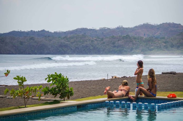 Imagen de la piscina del Hotel Beach Break Surf Camp. Foto 19