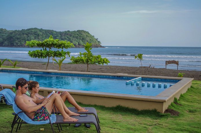 Imagen de la piscina del Hotel Beach Break Surf Camp. Foto 20