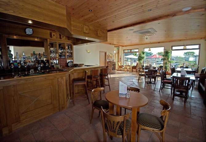 Imagen del bar/restaurante del Hotel Beach. Foto 12