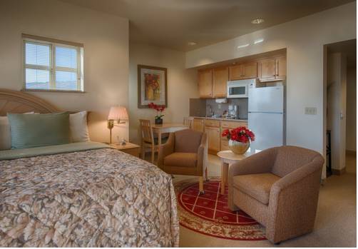 Imagen de la habitación del Hotel Beach House Inn and Suites. Foto 3