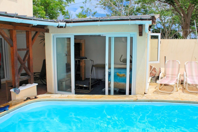 Imagen de la piscina del Hotel Beach Paradise Villas. Foto 12