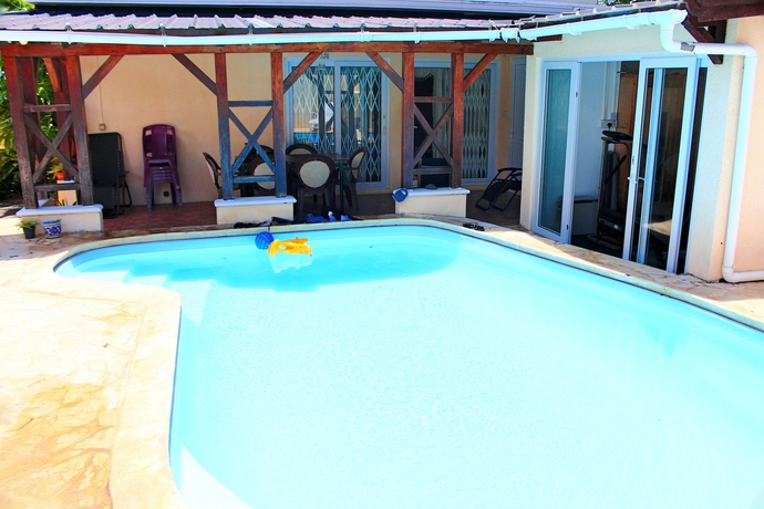 Imagen de la piscina del Hotel Beach Paradise Villas. Foto 13