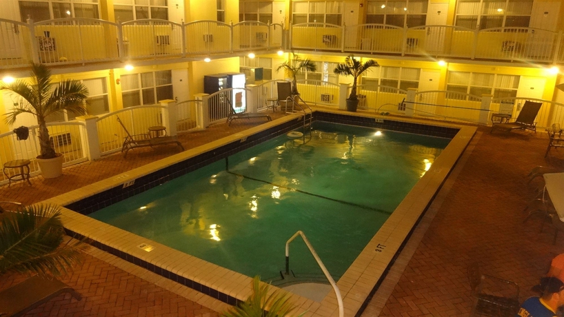 Imagen de la piscina del Hotel Beach Place. Foto 14