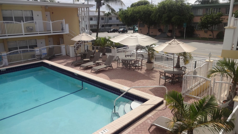 Imagen de la piscina del Hotel Beach Place. Foto 15