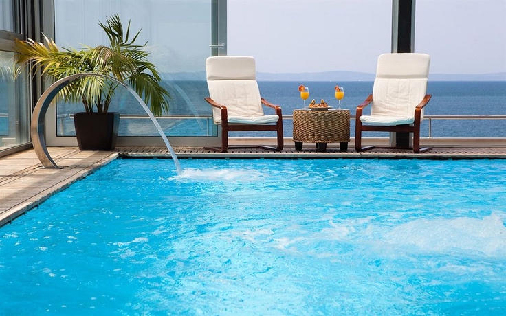 Imagen de la piscina del Hotel Beach Split. Foto 8