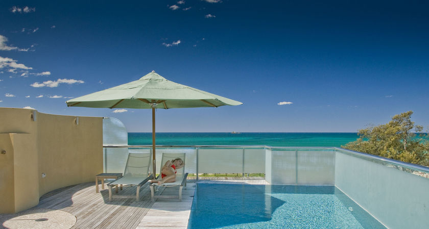 Imagen de la piscina del Hotel Beach Suites. Foto 15