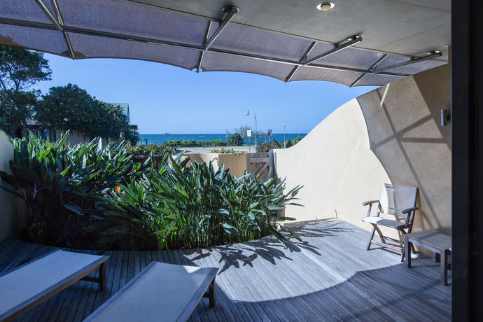 Imagen de la piscina del Hotel Beach Suites. Foto 16