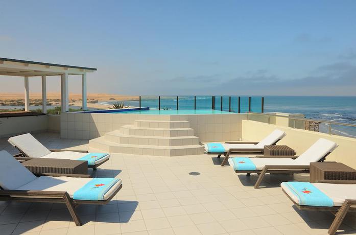Imagen de la piscina del Hotel Beach Swakopmund. Foto 16
