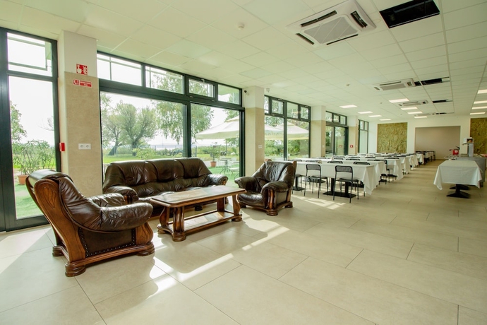 Imagen del bar/restaurante del Hotel Beach Szálló Révfülöp. Foto 2