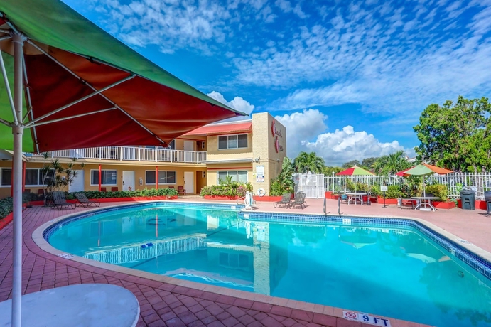 Imagen de la piscina del Hotel Beach and Town Motel. Foto 13