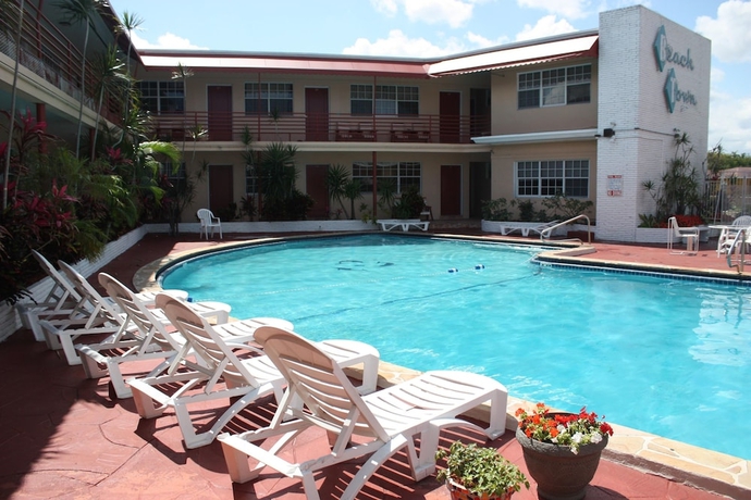 Imagen de la piscina del Hotel Beach and Town Motel. Foto 14