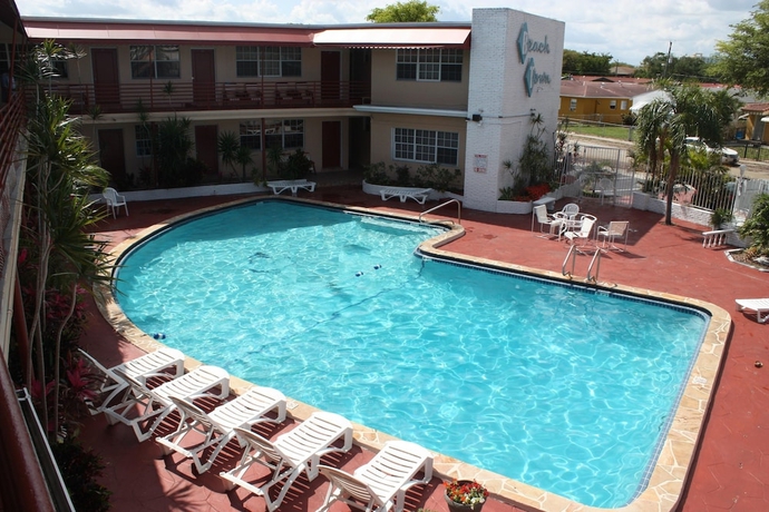 Imagen de la piscina del Hotel Beach and Town Motel. Foto 15