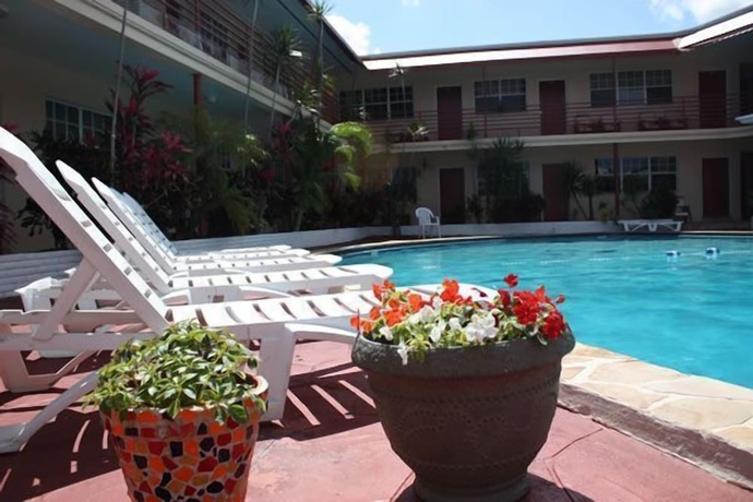Imagen de la piscina del Hotel Beach and Town Motel. Foto 16