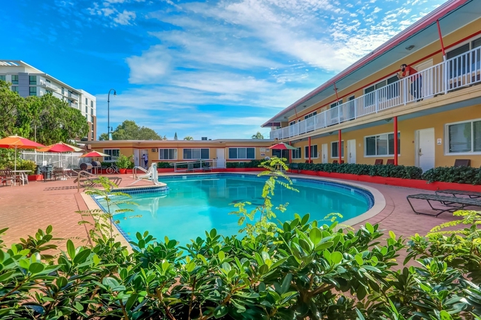 Imagen de la piscina del Hotel Beach and Town Motel. Foto 17