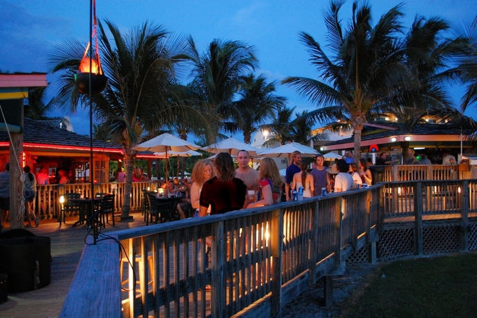 Imagen del bar/restaurante del Hotel Beachcomber Beach Resort. Foto 3