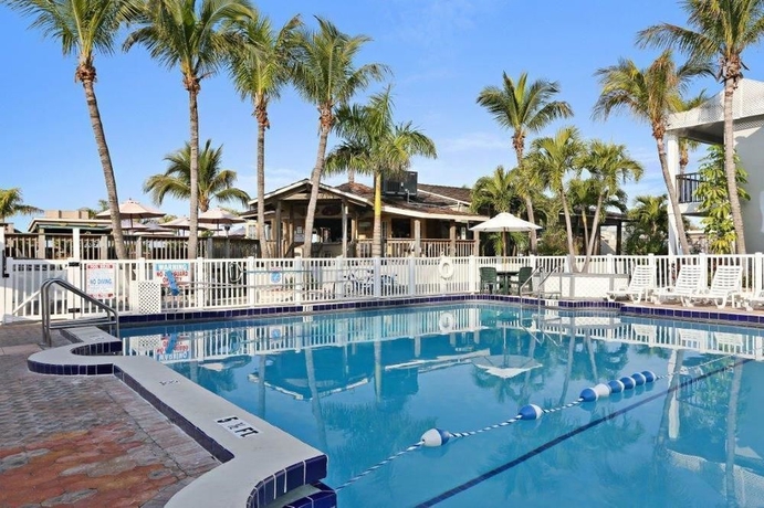 Imagen de la piscina del Hotel Beachcomber Beach Resort. Foto 14