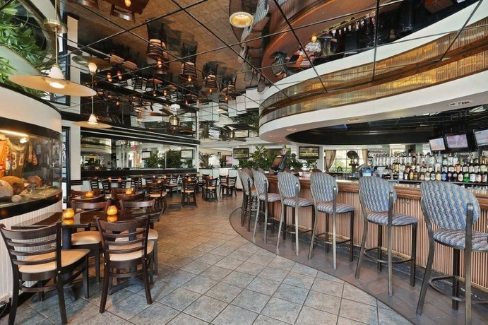 Imagen del bar/restaurante del Hotel Beachcomber Beach Resort. Foto 5