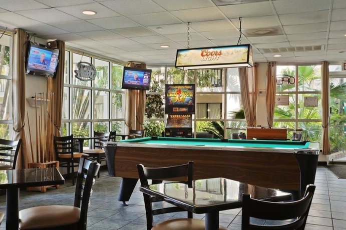 Imagen del bar/restaurante del Hotel Beachcomber Beach Resort. Foto 6