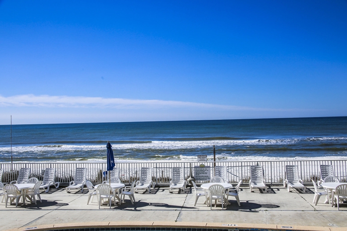 Imagen de los exteriores del Hotel Beachcomber Beachfront , A By The Sea Resort. Foto 10