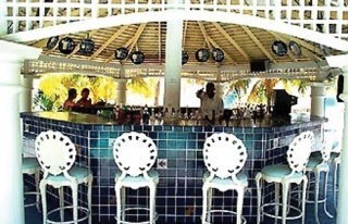 Imagen del bar/restaurante del Hotel Beachcomber Club. Foto 4