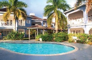Imagen de la piscina del Hotel Beachcomber Club. Foto 7