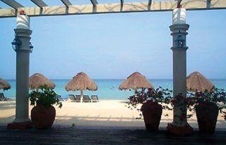 Imagen de los exteriores del Hotel Beachcomber Club. Foto 6