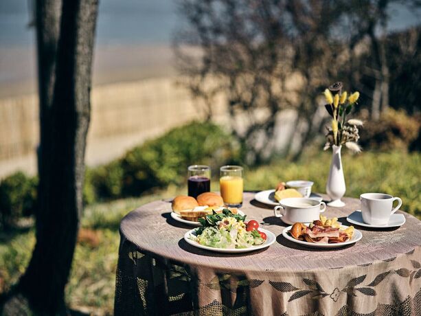 Imagen del bar/restaurante del Hotel Beache Palace. Foto 26