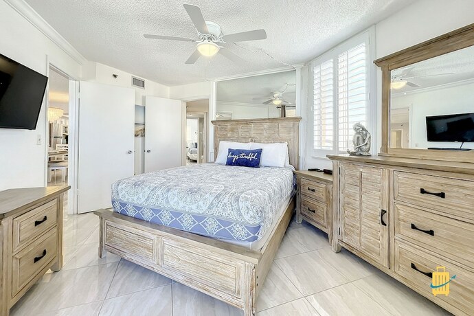 Imagen de la habitación del Hotel Beachfront Oceania Beach Club Complex. Foto 18