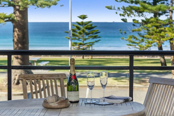Imagen del bar/restaurante del Hotel Beachfront On Golden Mile. Foto 14