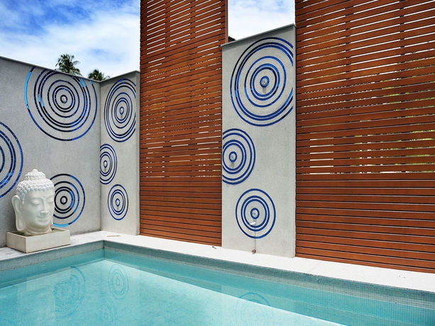 Imagen de la piscina del Hotel Beachfront Phuket. Foto 10