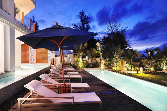 Imagen de la piscina del Hotel Beachfront Phuket. Foto 12