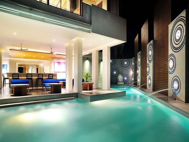 Imagen de la piscina del Hotel Beachfront Phuket. Foto 15