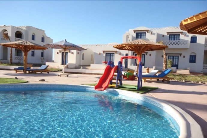Imagen de la piscina del Hotel Beachsafari Resort. Foto 16
