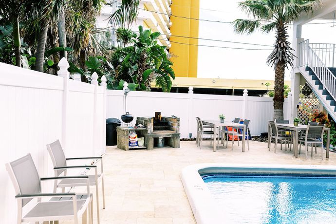 Imagen de la piscina del Hotel Beachside Gardens Apartments by Lowkl. Foto 17