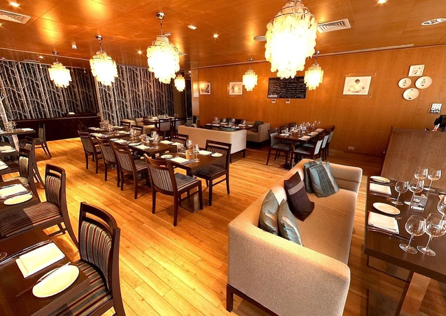 Imagen del bar/restaurante del Hotel Beales Hotel Hatfield. Foto 3