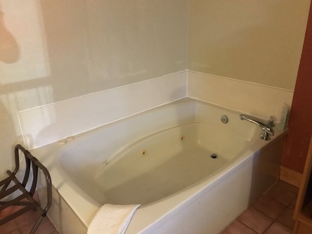 Imagen de la habitación del Hotel Bear Mount Inn And Suites. Foto 17