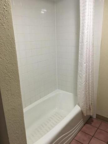Imagen de la habitación del Hotel Bear Mount Inn & Suites. Foto 6