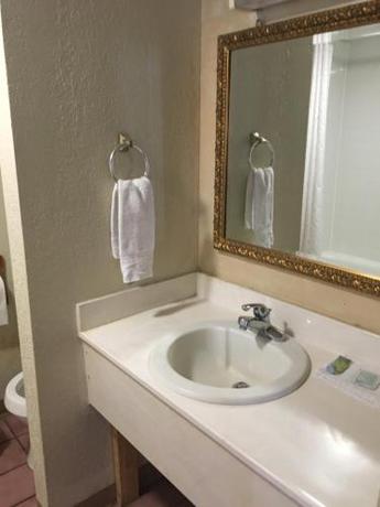 Imagen de la habitación del Hotel Bear Mount Inn & Suites. Foto 7