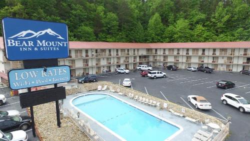 Imagen general del Hotel Bear Mount Inn & Suites. Foto 1
