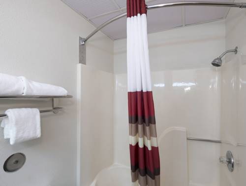 Imagen de la habitación del Hotel Bearcat Inn and Suites. Foto 5