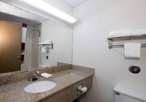 Imagen de la habitación del Hotel Bearcat Inn and Suites. Foto 8