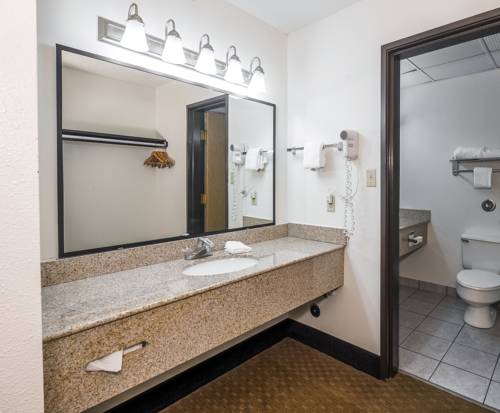 Imagen de la habitación del Hotel Bearcat Inn and Suites. Foto 9