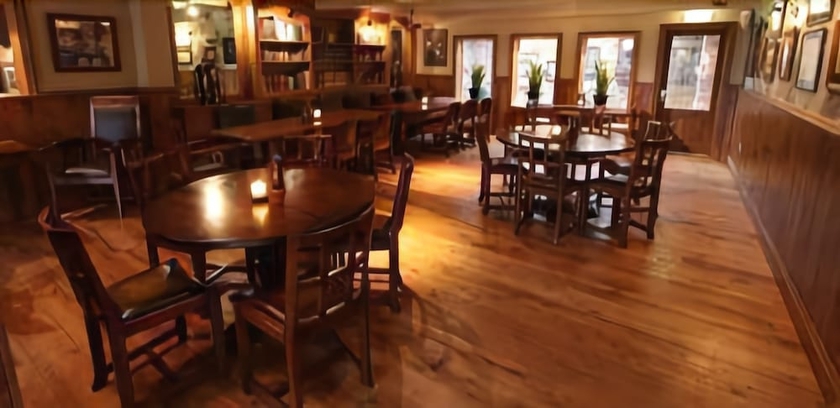 Imagen del bar/restaurante del Hotel Bears Paw Inn. Foto 4