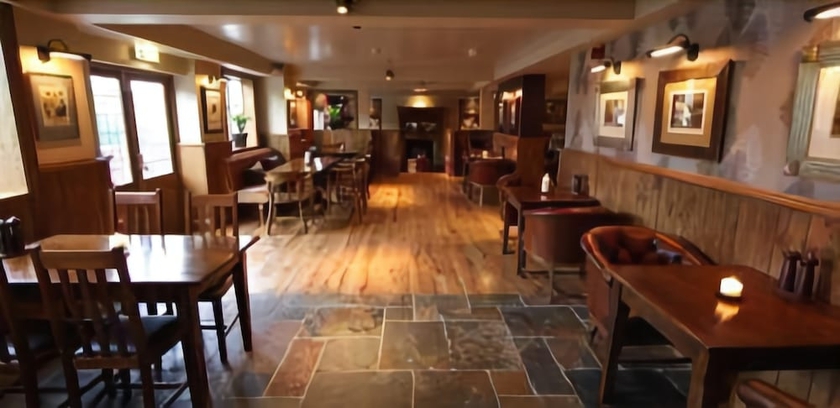 Imagen del bar/restaurante del Hotel Bears Paw Inn. Foto 5