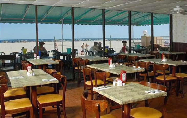 Imagen del bar/restaurante del Hotel Beau Rivage Beach Resort. Foto 6