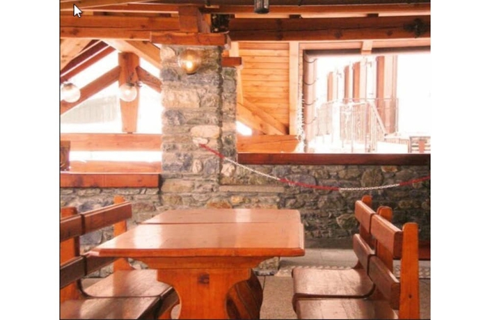 Imagen del bar/restaurante del Hotel Beau Sejour, &Eacute;troubles. Foto 4