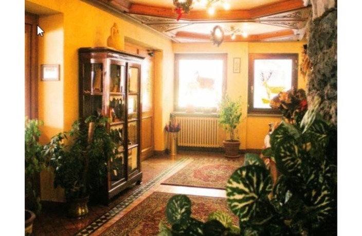 Imagen de los interiores del Hotel Beau Sejour, &Eacute;troubles. Foto 19