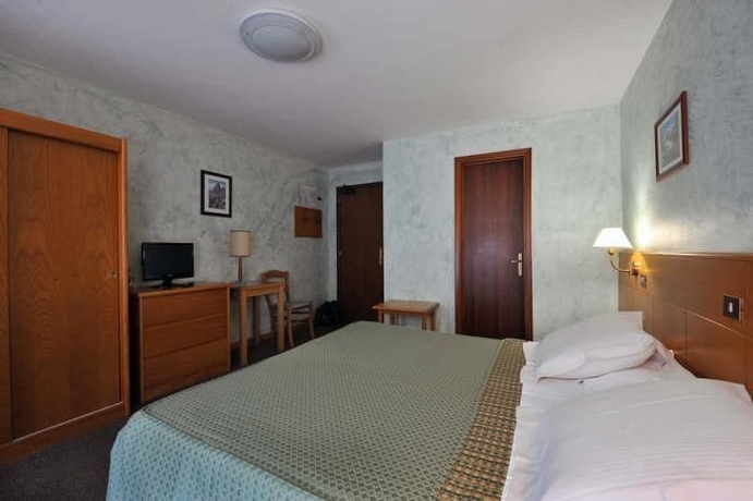 Imagen de la habitación del Hotel Beau Sejour. Foto 9