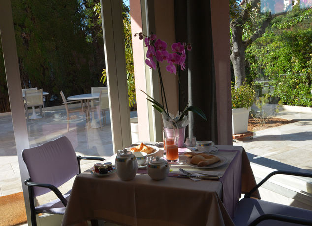 Imagen del bar/restaurante del Hotel Beau Soleil. Foto 3