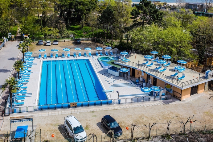 Imagen de la piscina del Hotel Beau Soleil. Foto 15